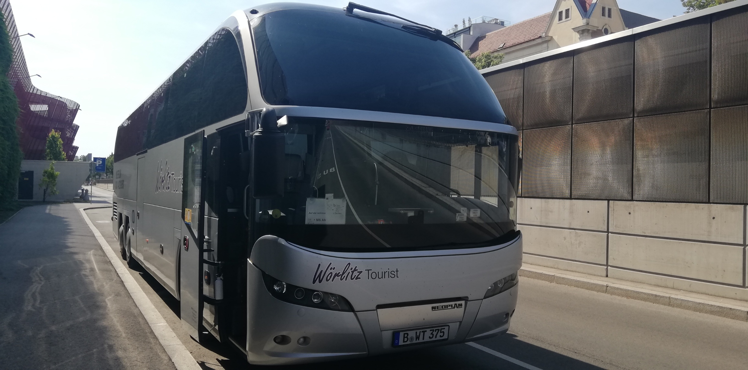 Ein Reisebus von Wörlitz Tourist aus Berlin macht Station in Wien