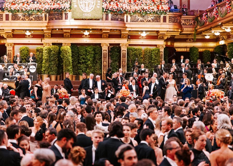 Fotovon einem Ballsaal in Wien. Es handelt sich um den Goldenen Musikvereinssaal
