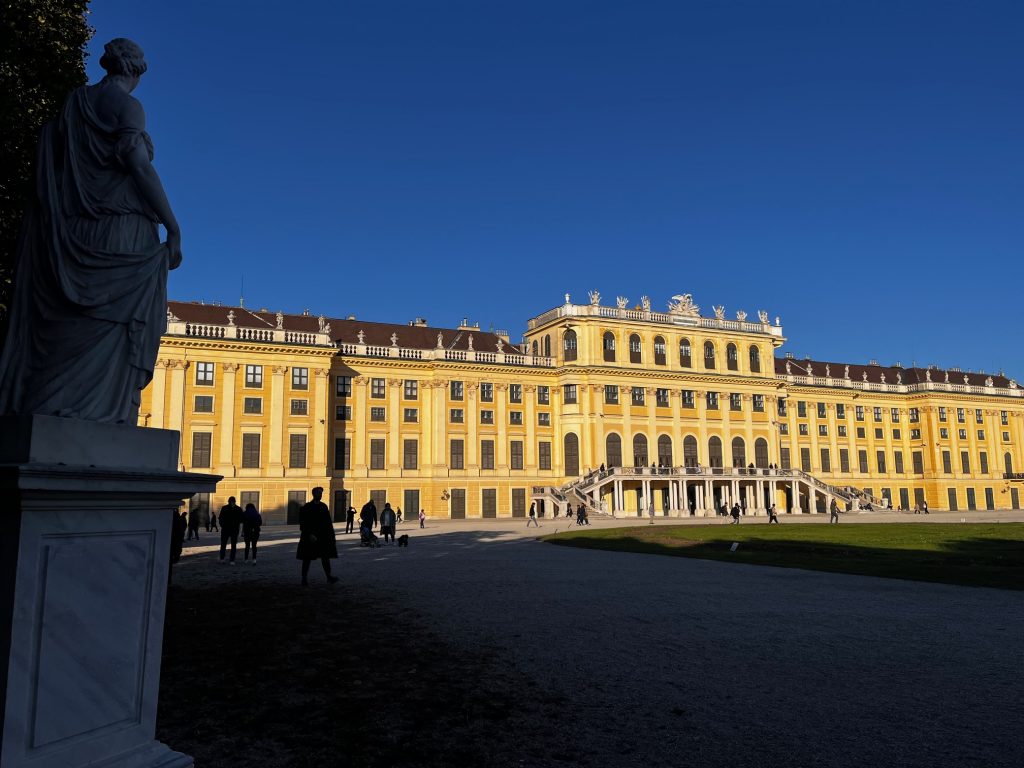 Süd-Fassade des Schloß Schönbrunn im Herbstlich am Nachmittag