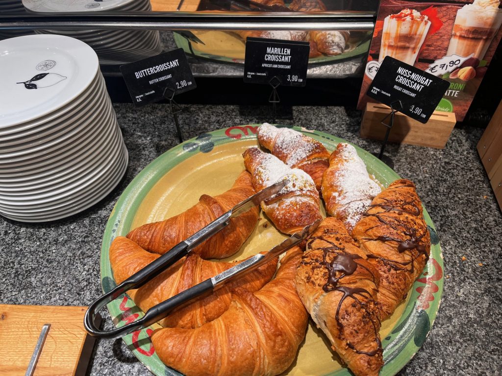 Croissants und Plundergebäck zum Frühstück