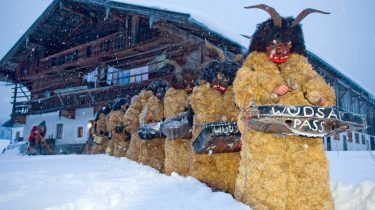Traditioneller Perchtenlauf in Tirol