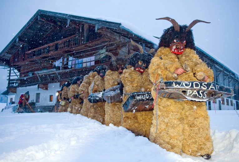 Traditioneller Perchtenlauf in Tirol