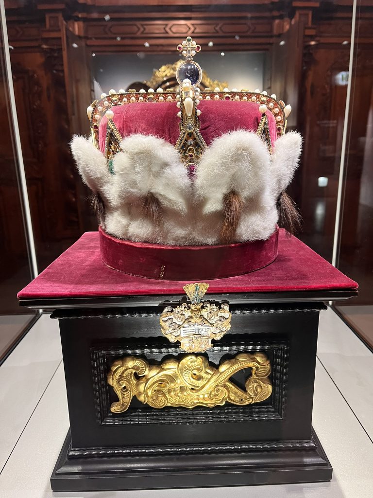 Das Stift Klosterneuburg zählt zu den beliebtesten Ausflugszielen für Busreisen und Gruppenreisen in Niederösterreich. Nur wenige Minuten von Wien entfernt, bietet das Stift eine ideale Kombination aus Kultur, Geschichte und komfortabler Erreichbarkeit – perfekt für Reisegruppen, Vereine, Senior:innen, Firmenausflüge und internationale Gäste.

Gruppen profitieren von maßgeschneiderten Führungen, kurzen Wegen, großzügigen Busparkplätzen und einem Angebot, das vom mittelalterlichen Verduner Altar über barocke Prunkräume bis hin zum traditionsreichen Stiftsweingut reicht. Die eindrucksvolle Architektur, die ruhige Atmosphäre und die professionelle Gruppenbetreuung machen das Stift zu einem idealen Programmpunkt für Tagesausflüge und Rundreisen.

Wer seinen Gästen ein hochwertiges, leicht planbares und ganzjährig attraktives Ausflugsziel bieten möchte, findet im Stift Klosterneuburg einen verlässlichen Partner – kulturreich, gruppenfreundlich und bestens erreichbar.