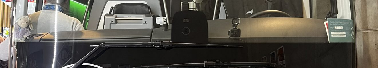 Fuchs Reisen MAN, Frontansicht Alt-Text: MAN Premium Reisebus Fuchs Reisen Frontansicht – schwarzes Design mit Panoramascheibe