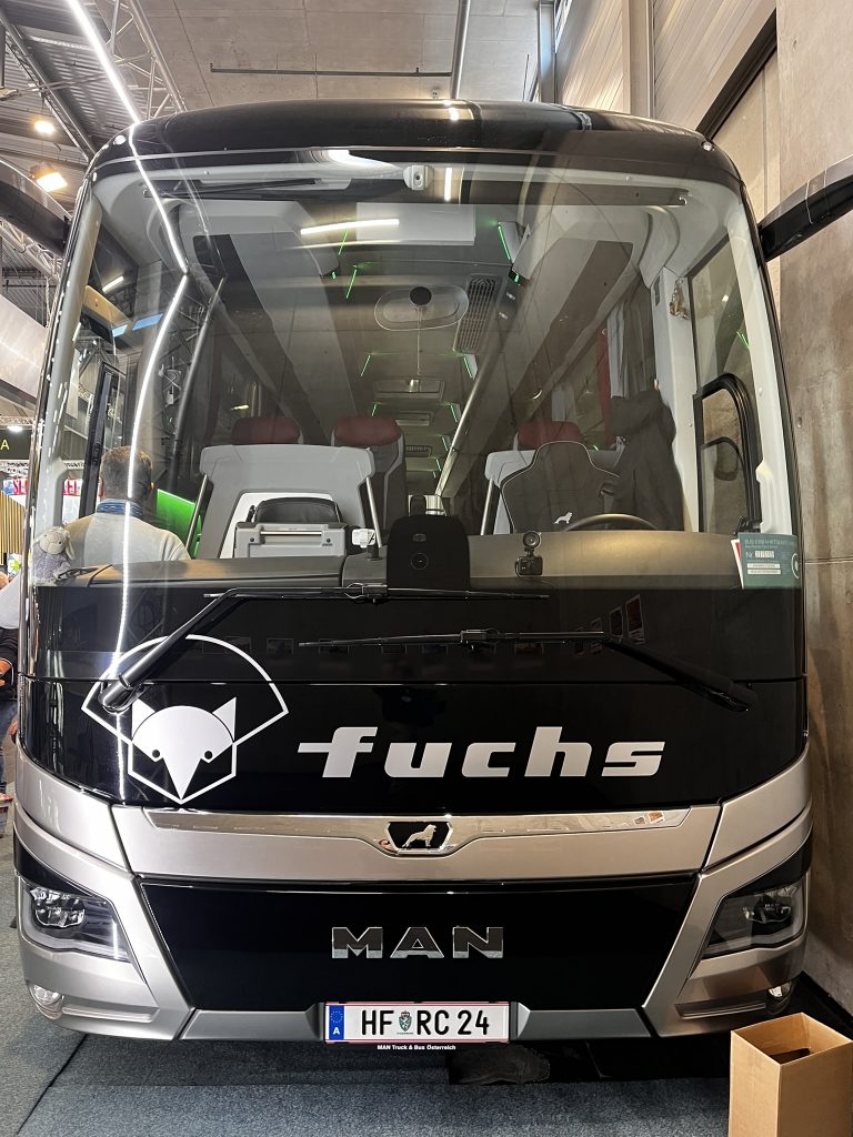 Fuchs Reisen MAN, Frontansicht Alt-Text: MAN Premium Reisebus Fuchs Reisen Frontansicht – schwarzes Design mit Panoramascheibe