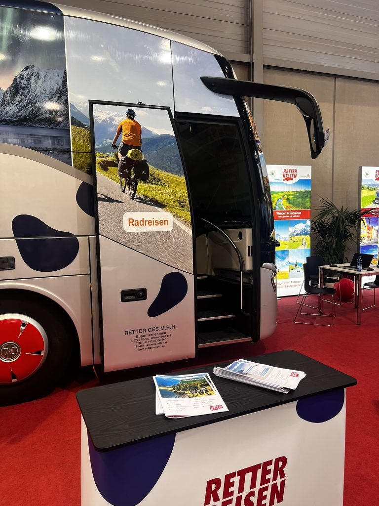 RETTER Reisen Setra, seitlich Alt-Text: RETTER Reisen Setra Luxus-Reisebus Seitenansicht mit geöffneter Einstiegstür