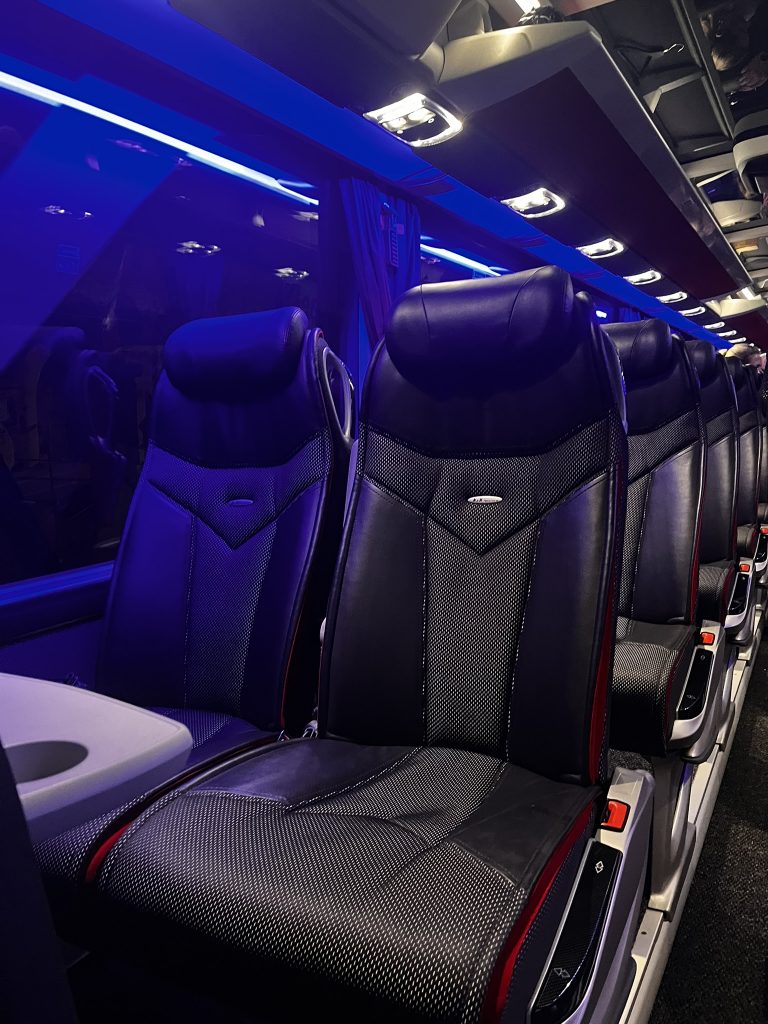 K&K Busreisen, Sitze Alt-Text: K&K Busreisen Luxusbus Innenansicht schwarze Carbon-Ledersitze mit blauer LED-Ambientebeleuchtung