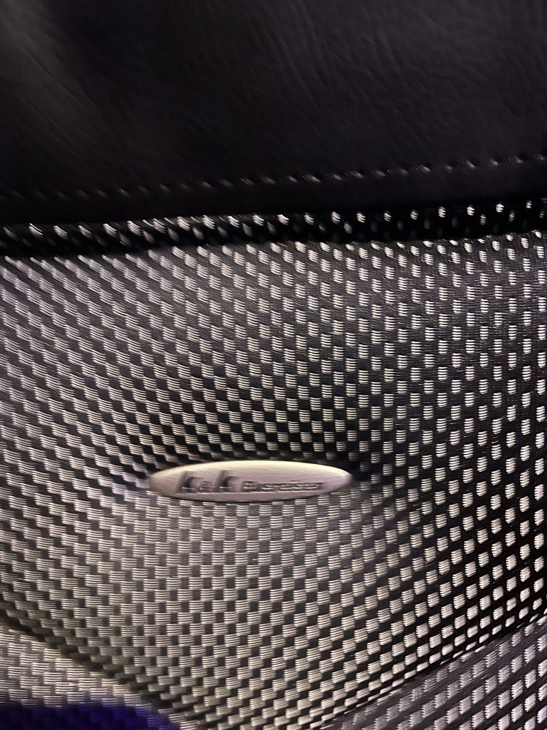 Hochwertige Ledersitze mit Kopfstützen im Luxus-Reisebus