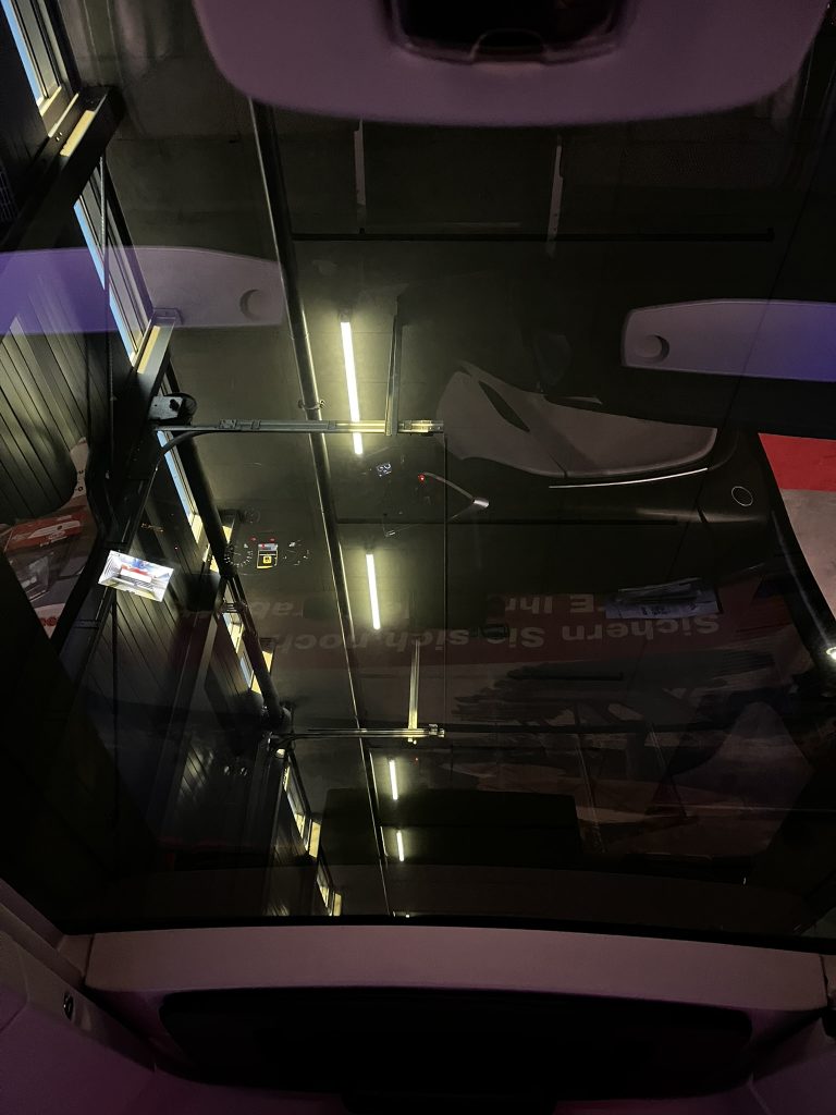 K&K Busreisen, Glasdach Alt-Text: K&K Busreisen Luxusbus Glasdach Innenansicht mit LED-Lichtleisten Panoramadach