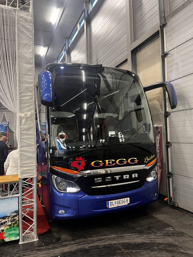 GEGG Reisen Setra Bistro-Bus Frontansicht blau mit goldenem Schriftzug